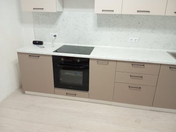 Кухонный гарнитур высокий Латте 3000 мм, Стол. 38 мм в Ревде - revda.mebel-e96.ru